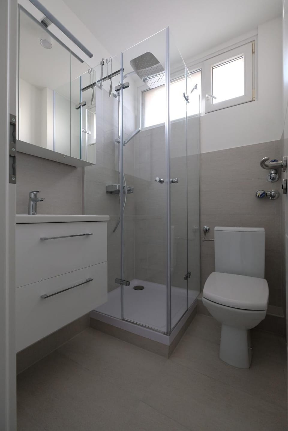 Shower, Toilet, Bathroom, towels