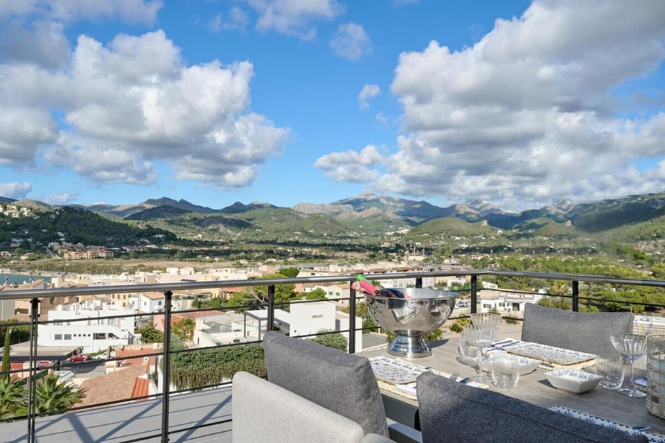 Meerblickvilla Design in Port Andratx mit Glasaufzug, Minotti, Occhio, Gessi, Cabinet, Miele Cabin in Serra de Tramuntana