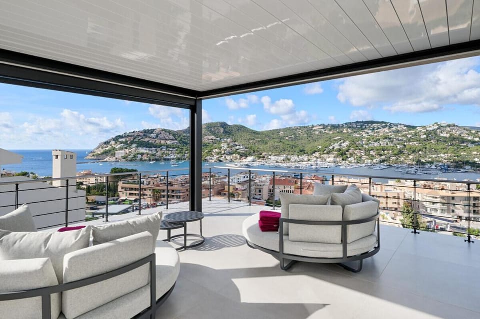Meerblickvilla Design in Port Andratx mit Glasaufzug, Minotti, Occhio, Gessi, Cabinet, Miele Cabin in Serra de Tramuntana