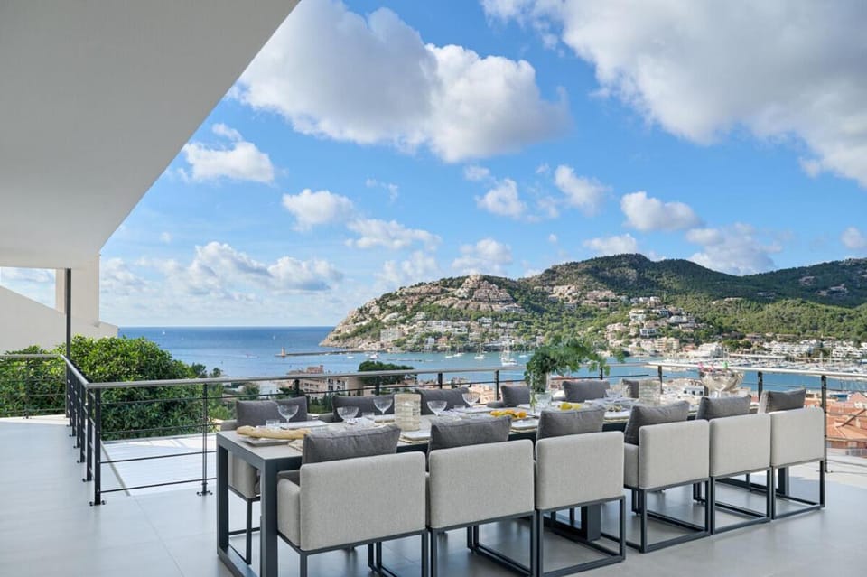 Meerblickvilla Design in Port Andratx mit Glasaufzug, Minotti, Occhio, Gessi, Cabinet, Miele Cabin in Serra de Tramuntana