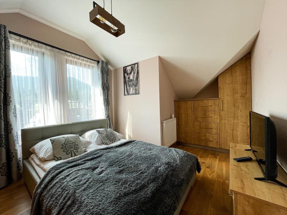 Bed, TV and multimedia, Bedroom
