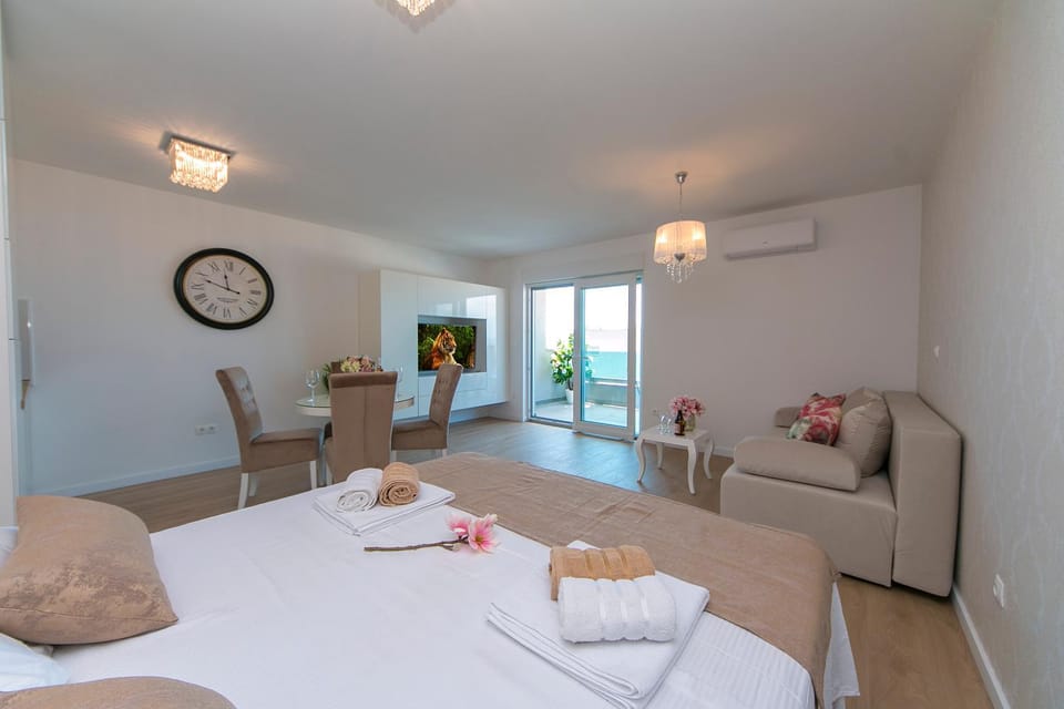 Seating area, Bedroom