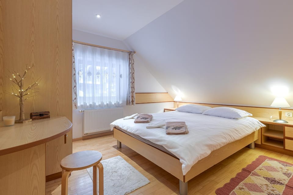 Bed, Bedroom, towels