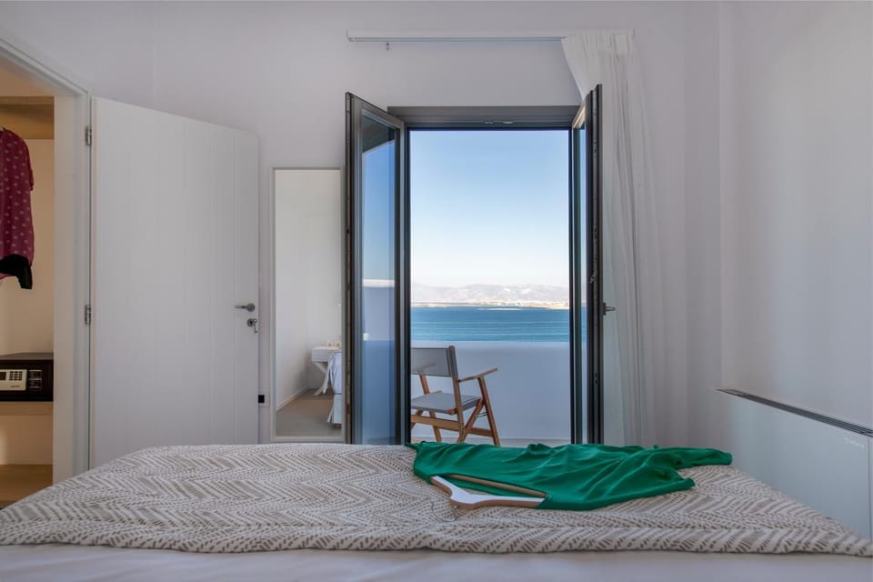 Photo of the whole room, Sea view