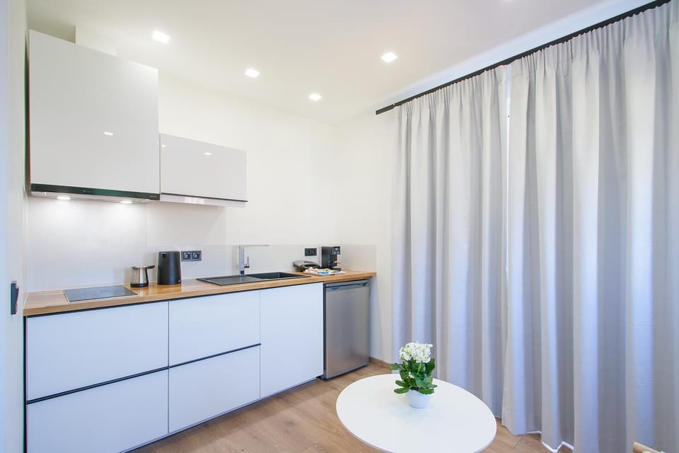 Communal lounge/ TV room, Bed, TV and multimedia, Living room, Seating area, Bedroom, wardrobe