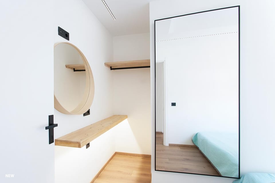 Photo of the whole room, Bedroom, wardrobe