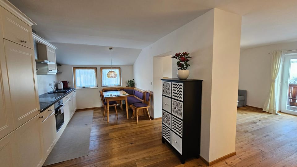 Dining area, kitchen