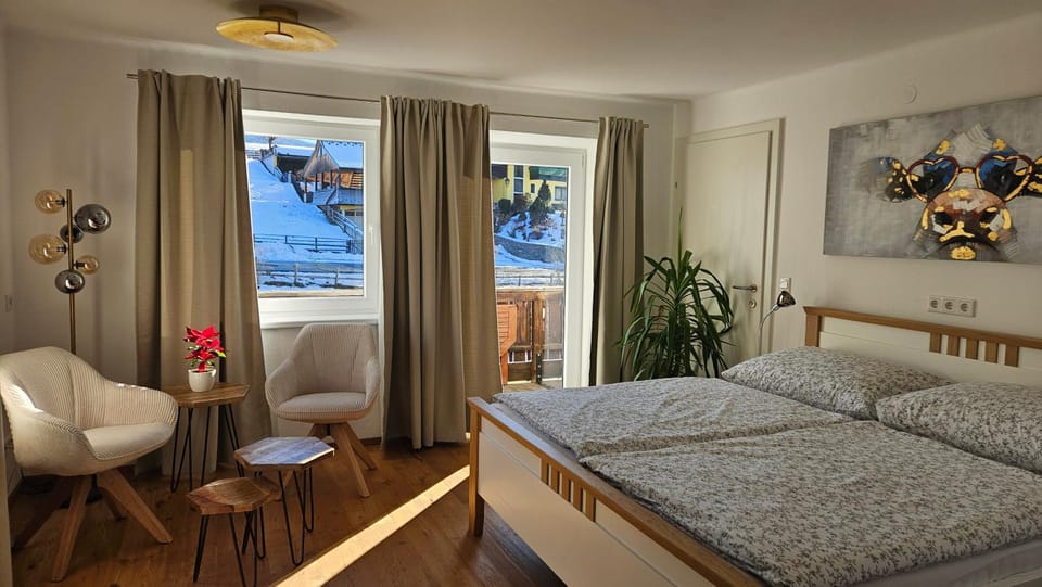 Bed, Garden, TV and multimedia, View (from property/room), Balcony/Terrace, Seating area, Bedroom, Garden view