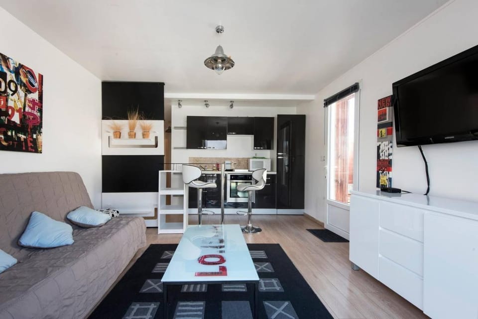 TV and multimedia, Coffee/tea facilities, Kitchen or kitchenette, Living room, Dining area