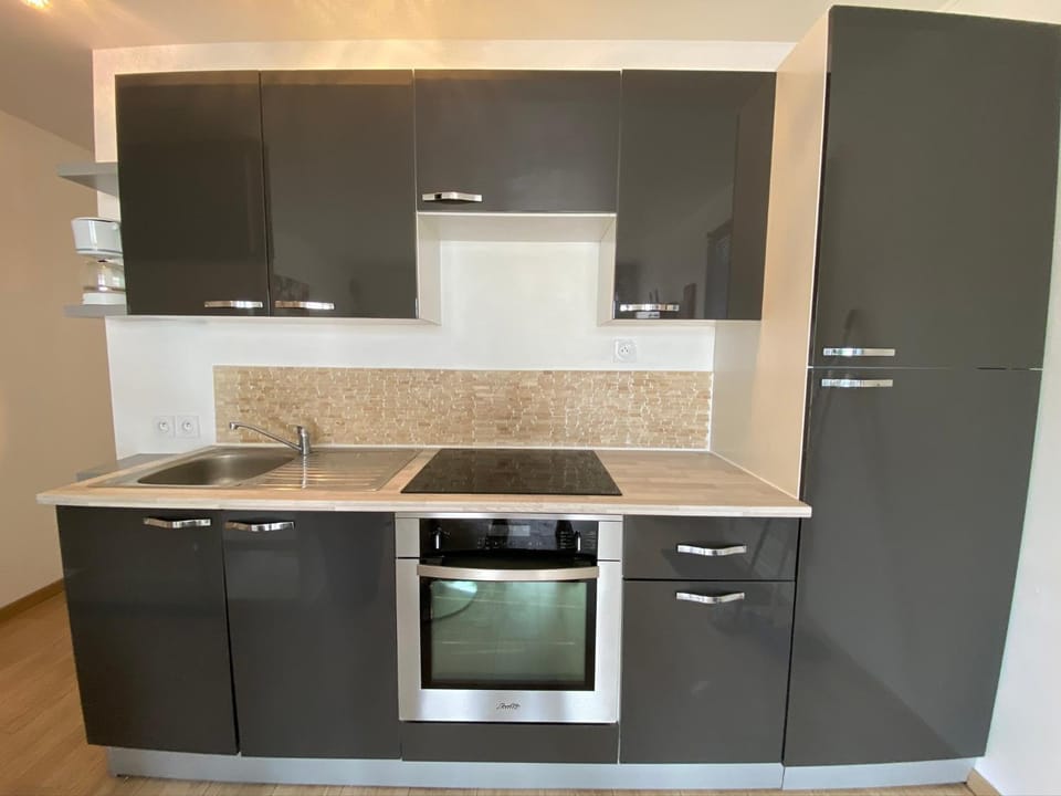 Coffee/tea facilities, Kitchen or kitchenette, Dining area