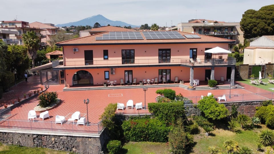 Property building, Neighbourhood, Bird's eye view, Mountain view, Swimming pool