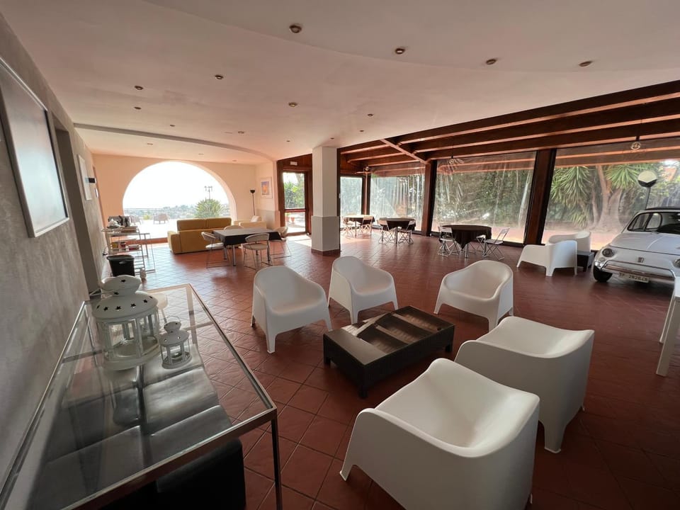 Restaurant/places to eat, Communal lounge/ TV room, Internal: Not applicable to any particular room