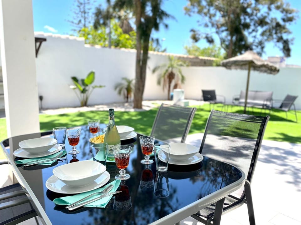 Off site, Garden, Dining area