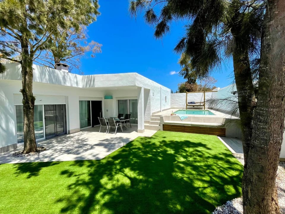 Off site, Garden, Swimming pool