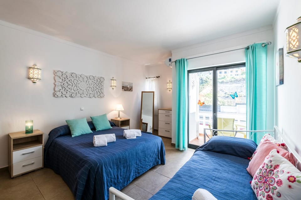 Bed, Photo of the whole room, Decorative detail, Bedroom, Family