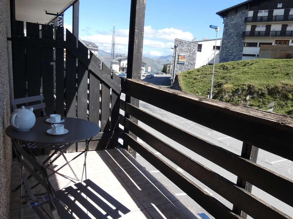 Studio confortable 4 pers, balcon, kitchenette équipée, PLA D'ADET - FR-1-457-250 Apartment in Saint-Lary-Soulan