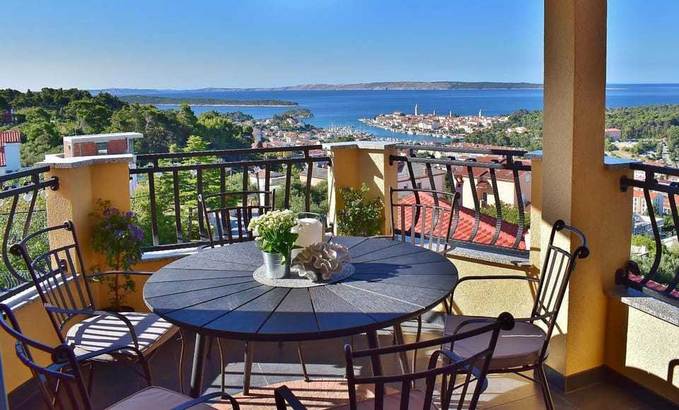 Balcony/Terrace, City view, Garden view, Landmark view, Sea view, Quiet street view