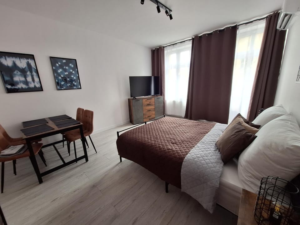 Communal lounge/ TV room, Living room, Photo of the whole room, Seating area, Bedroom