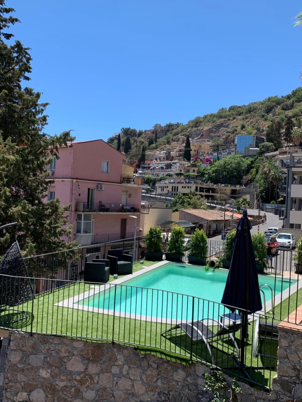 Property building, Day, Natural landscape, Mountain view, Pool view, Swimming pool, sunbed
