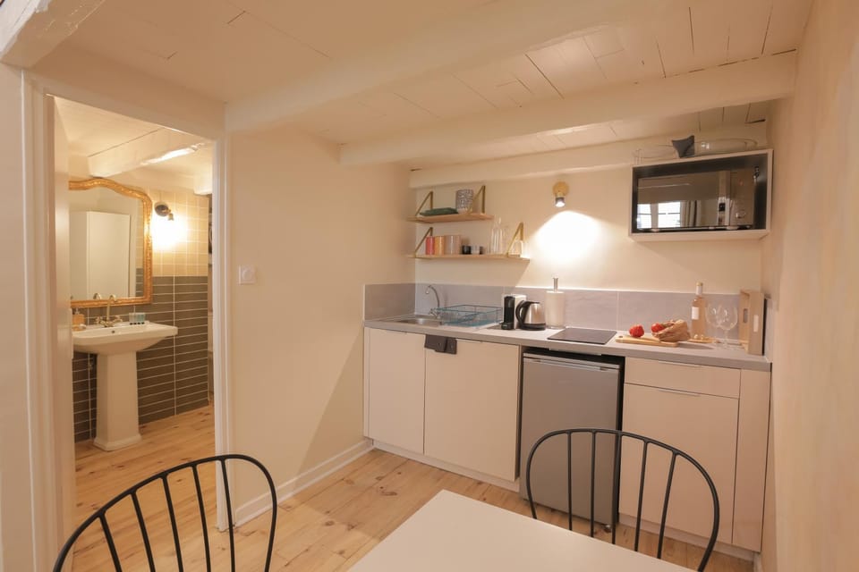 Kitchen or kitchenette, Dining area