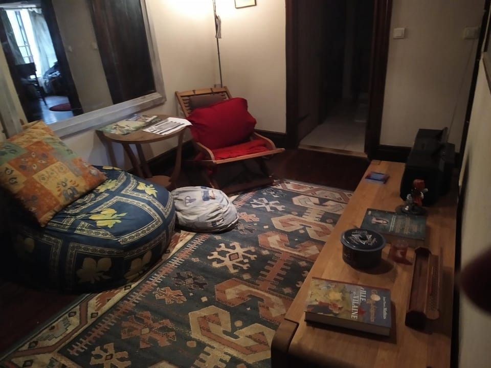 Living room, Seating area