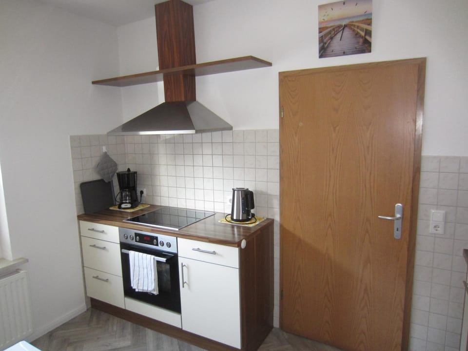 Coffee/tea facilities, Kitchen or kitchenette, Seating area, Communal kitchen