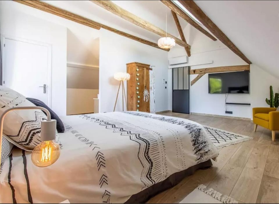 La Bergerie maison 2 chambres dans le village de Palleau, Les Blés Dorés maison 3 chambres et les Graines de Lin maison 3 chambres à Corgengoux avec piscine, verger, terrasses aménagées, parking voitures, terrain de pétanque, à vous de choisir votre gîte House in Bourgogne-Franche-Comté