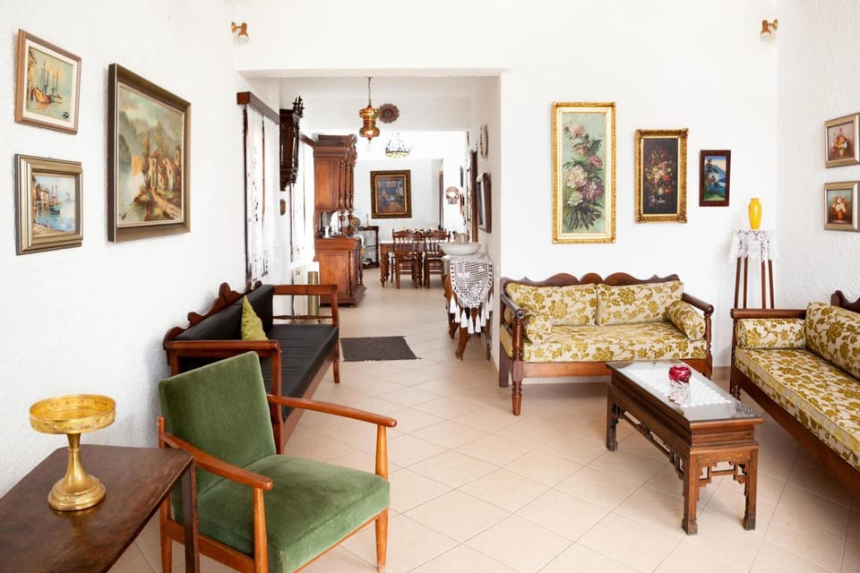 Living room, Seating area