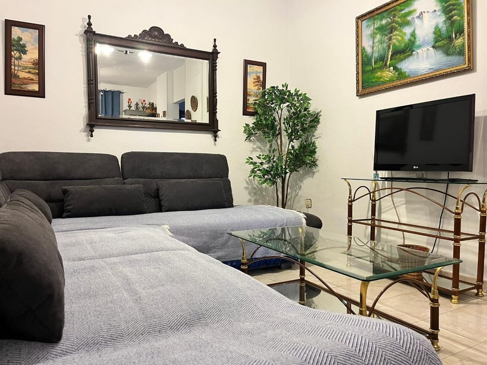 Communal lounge/ TV room, TV and multimedia, Living room, Seating area, Evening entertainment