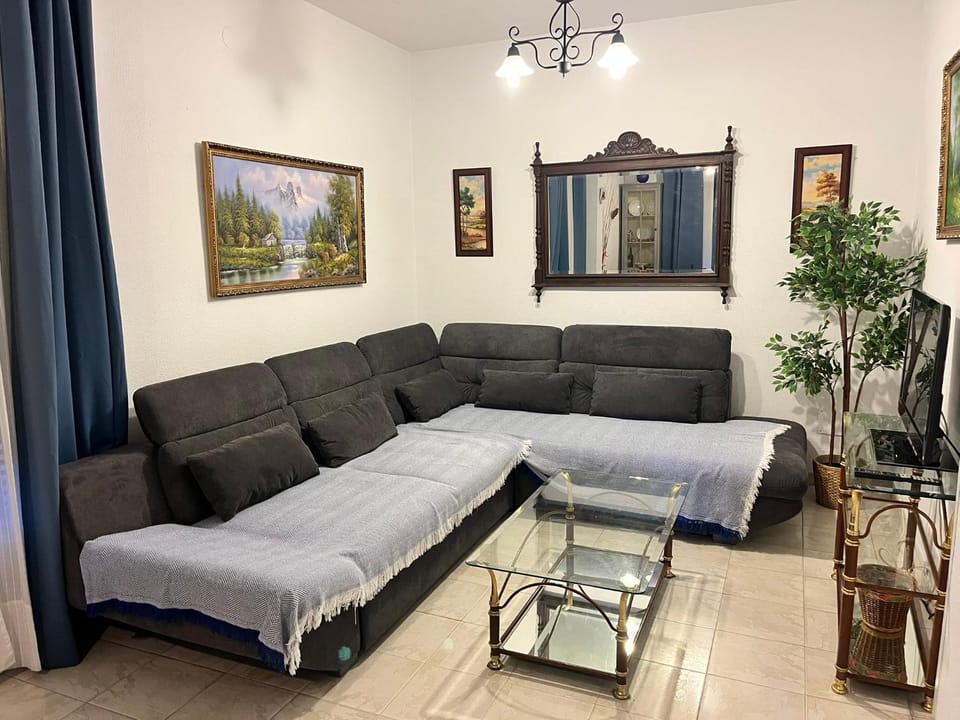 Communal lounge/ TV room, TV and multimedia, Living room, Seating area, Evening entertainment, Entertainment