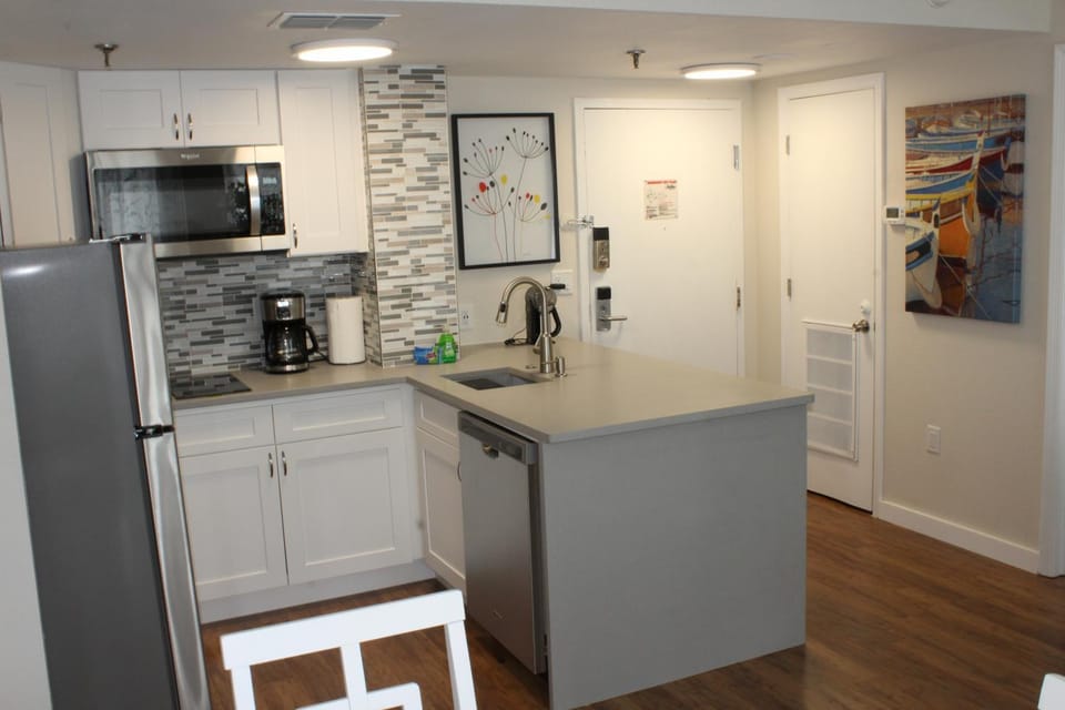 Kitchen or kitchenette, minibar, stove