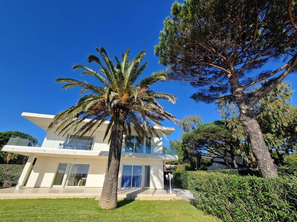 Villa de 250 m², climatisée, sur 2 niveaux au bord de l'eau - FR-1-100-243 Villa in Cavalaire-sur-Mer