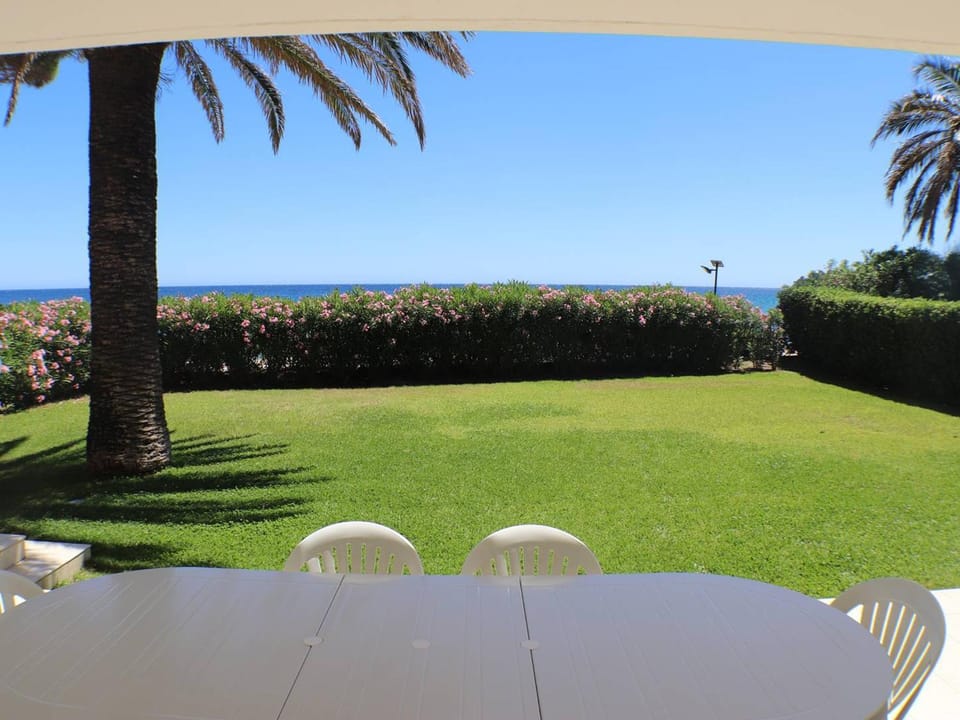 Villa de 250 m², climatisée, sur 2 niveaux au bord de l'eau - FR-1-100-243 Villa in Cavalaire-sur-Mer