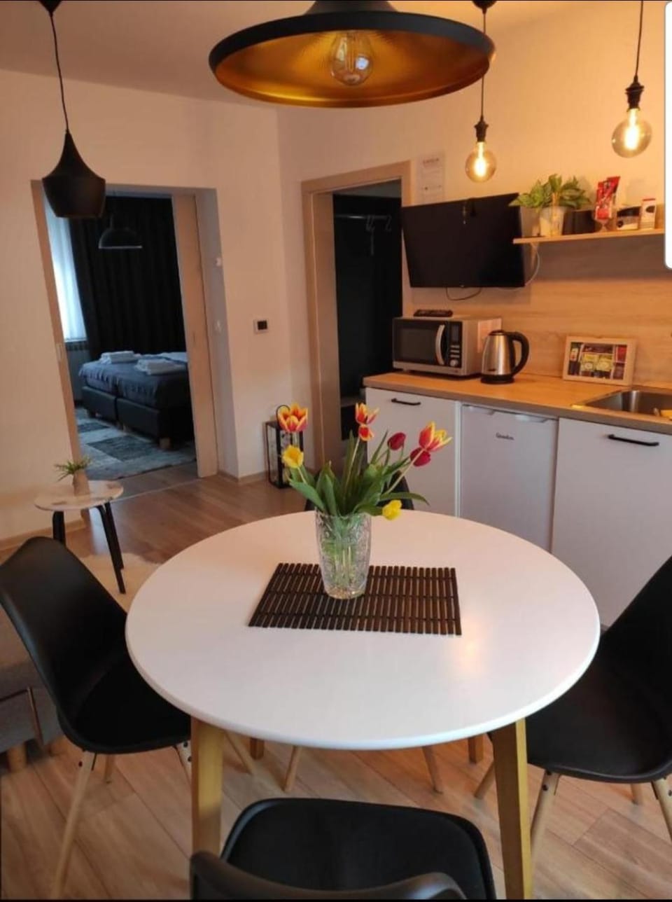 Coffee/tea facilities, Kitchen or kitchenette, Seating area, Dining area