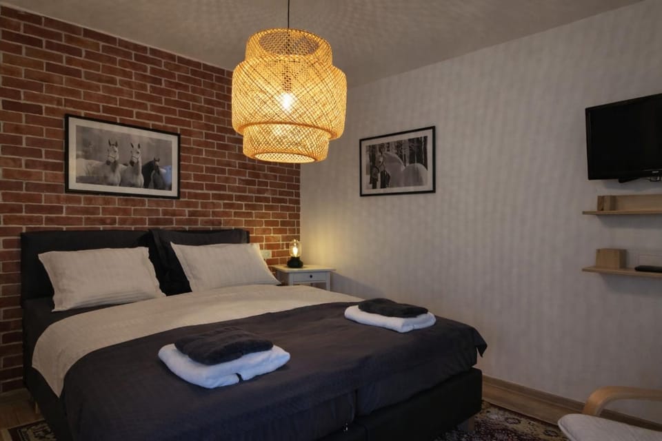 Bed, TV and multimedia, Bedroom, towels