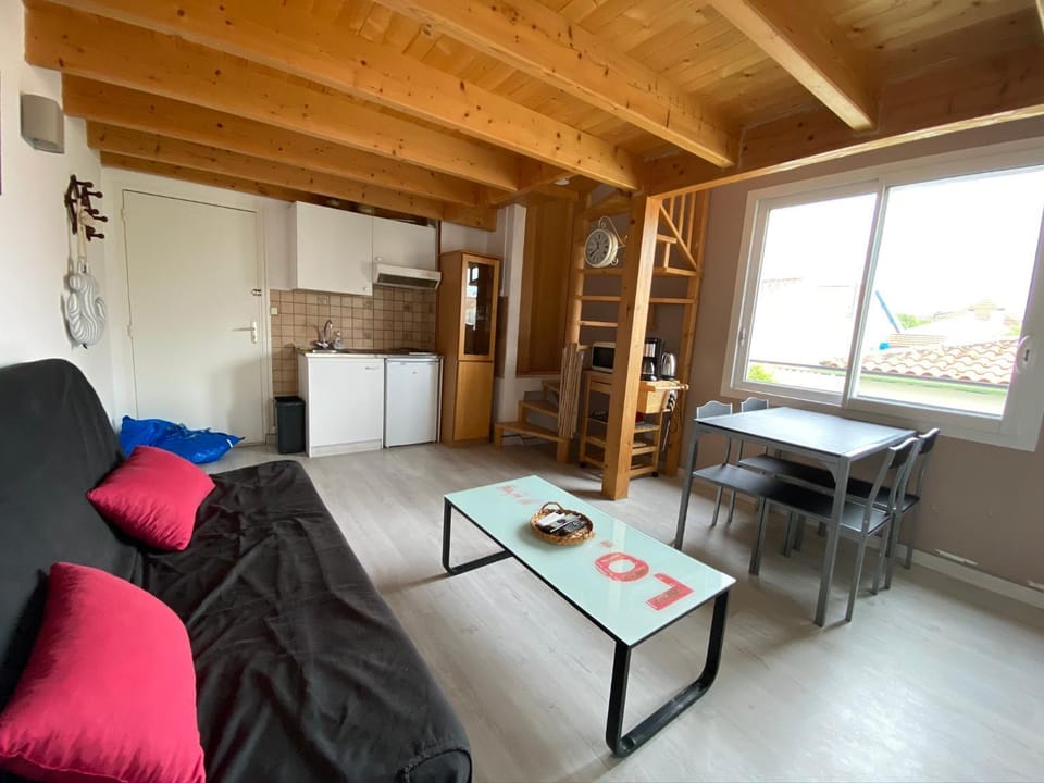 TV and multimedia, Coffee/tea facilities, Kitchen or kitchenette, Living room, Dining area