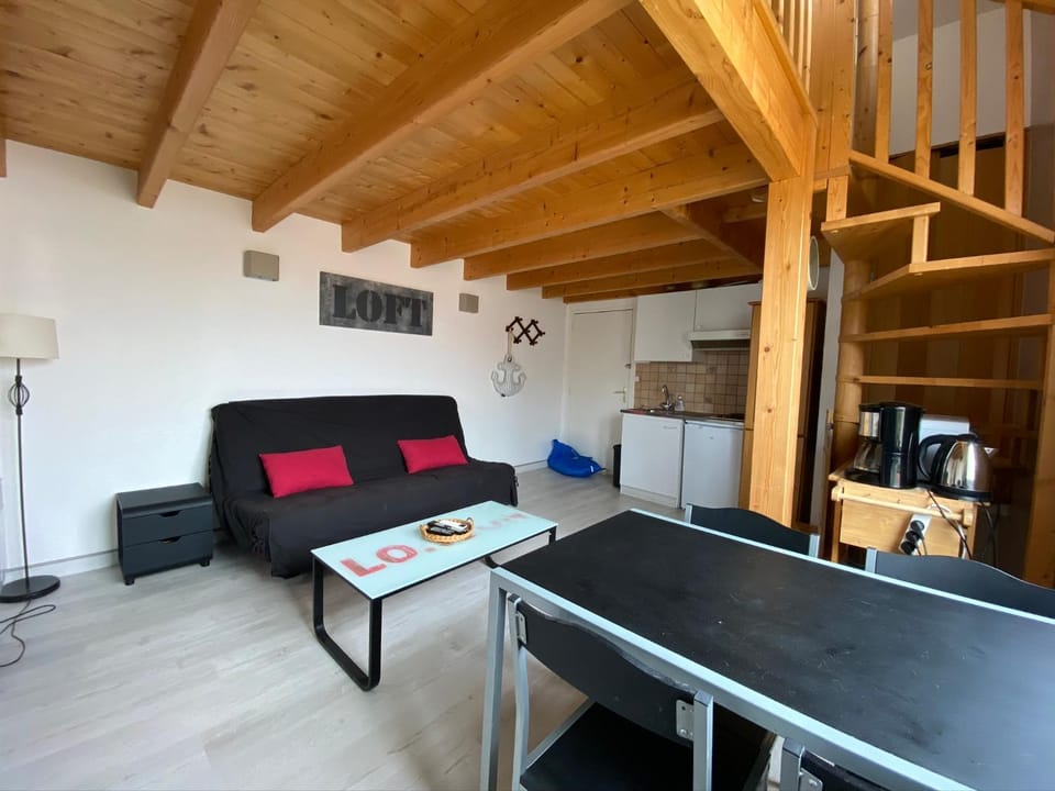 Coffee/tea facilities, Kitchen or kitchenette, Living room, Dining area