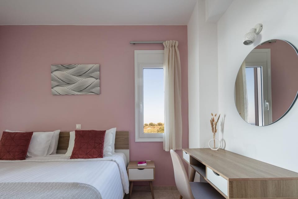 Bed, Day, Summer, View (from property/room), Photo of the whole room, Bedroom, Autumn, Garden view, Landmark view, Mountain view, Sea view, Seasons, Time of day, Sunrise, Sunset, Inner courtyard view, hair dresser, hair dresser, locker, locker, safe, soundproof, wardrobe
