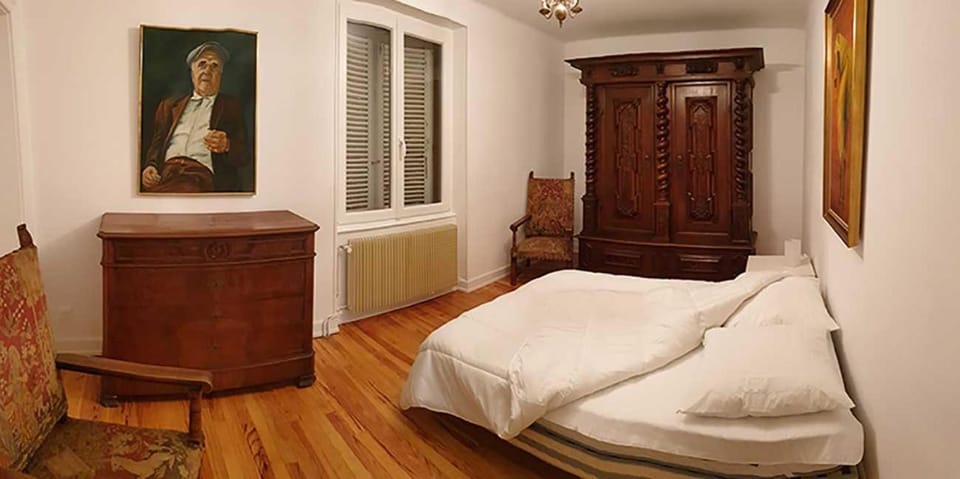 Photo of the whole room, Decorative detail