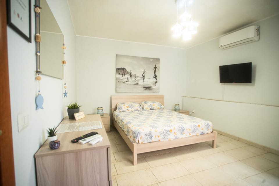 Bed, TV and multimedia, Photo of the whole room, Bedroom, air conditioner