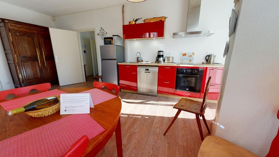 Kitchen or kitchenette, Dining area
