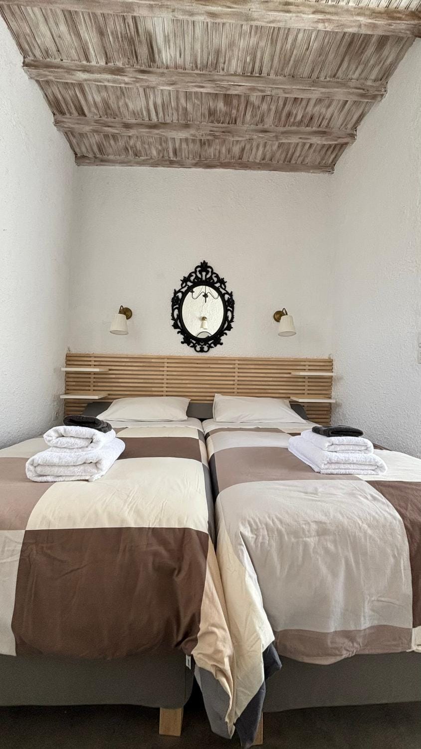 Bed, Bedroom, towels