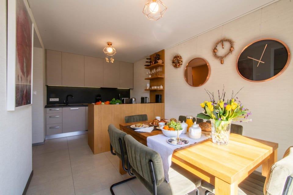 Coffee/tea facilities, Kitchen or kitchenette, Dining area