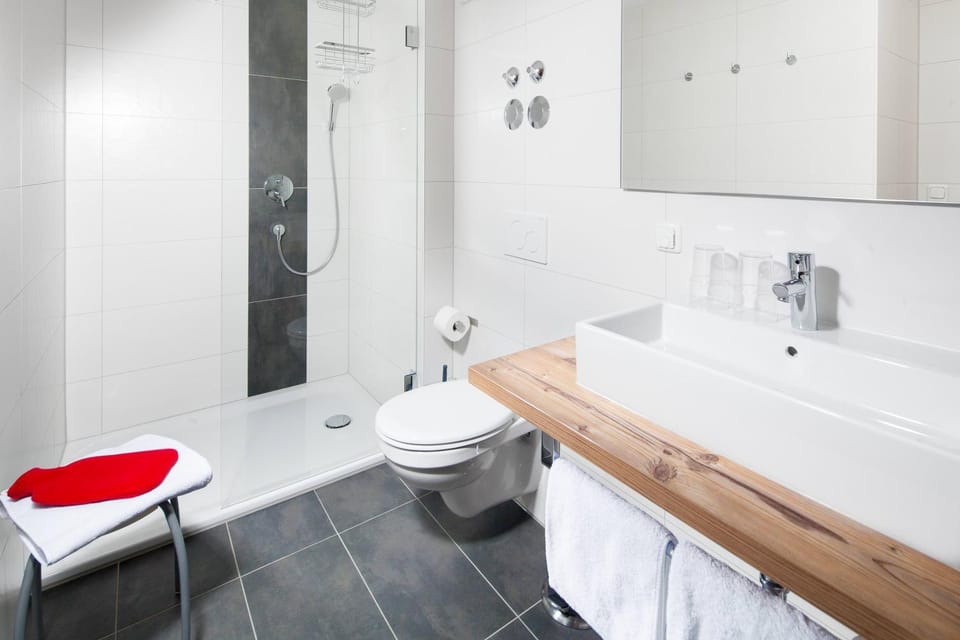 Shower, Toilet, Bathroom, towels