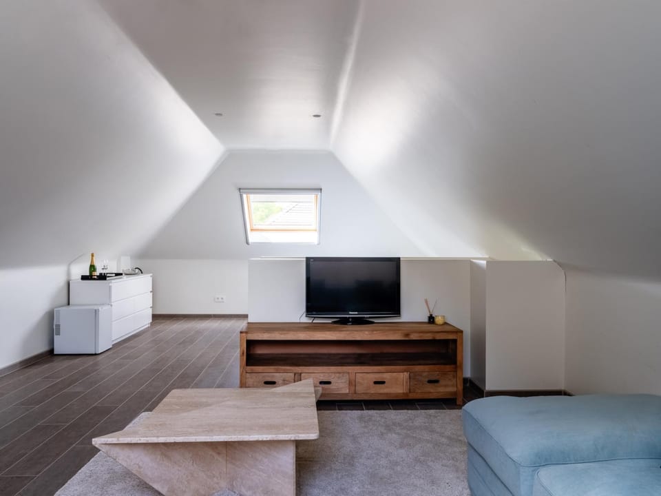 TV and multimedia, Seating area
