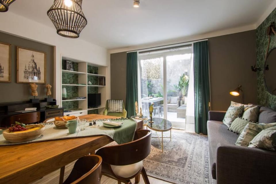 Living room, Seating area