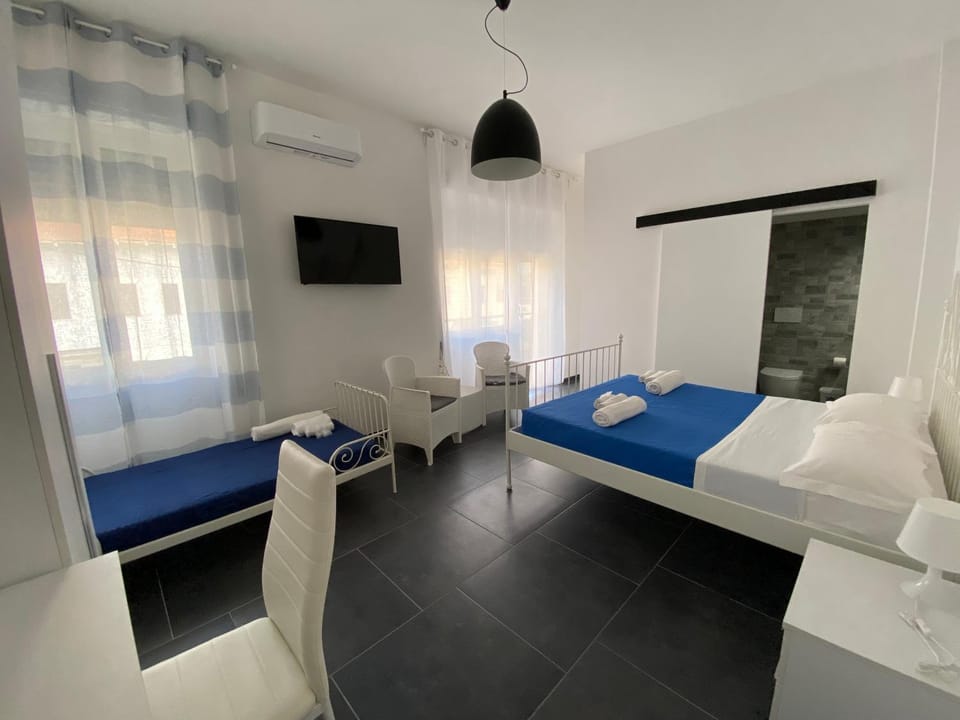 Bed, Living room, Photo of the whole room, Bedroom, towels, air conditioner