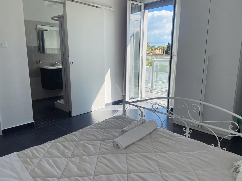 Bed, Photo of the whole room, Bedroom, towels
