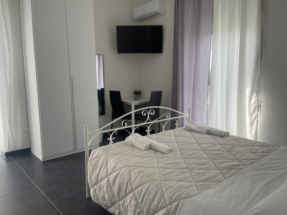Bed, TV and multimedia, Photo of the whole room, Bedroom, air conditioner