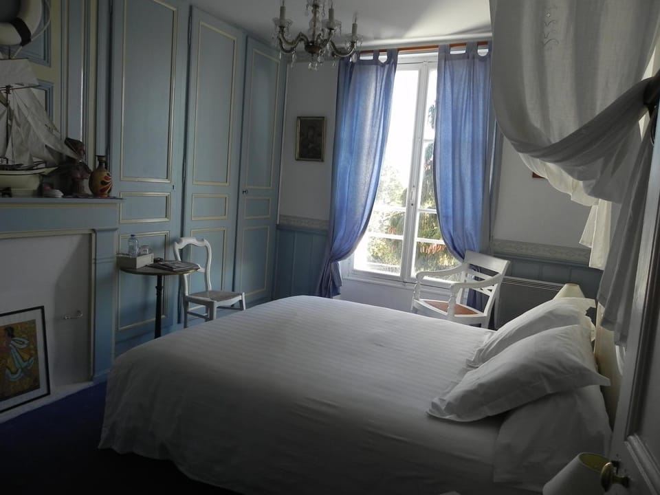 Bed, Photo of the whole room, Decorative detail, Decorative detail, River view, Quiet street view